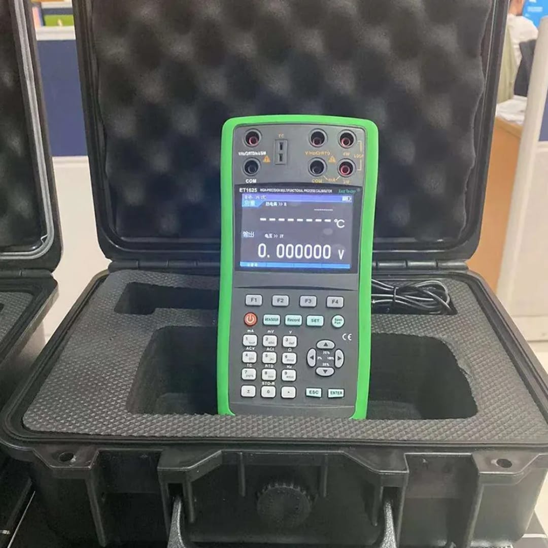 High Precision Multifunction Calibrator View 3